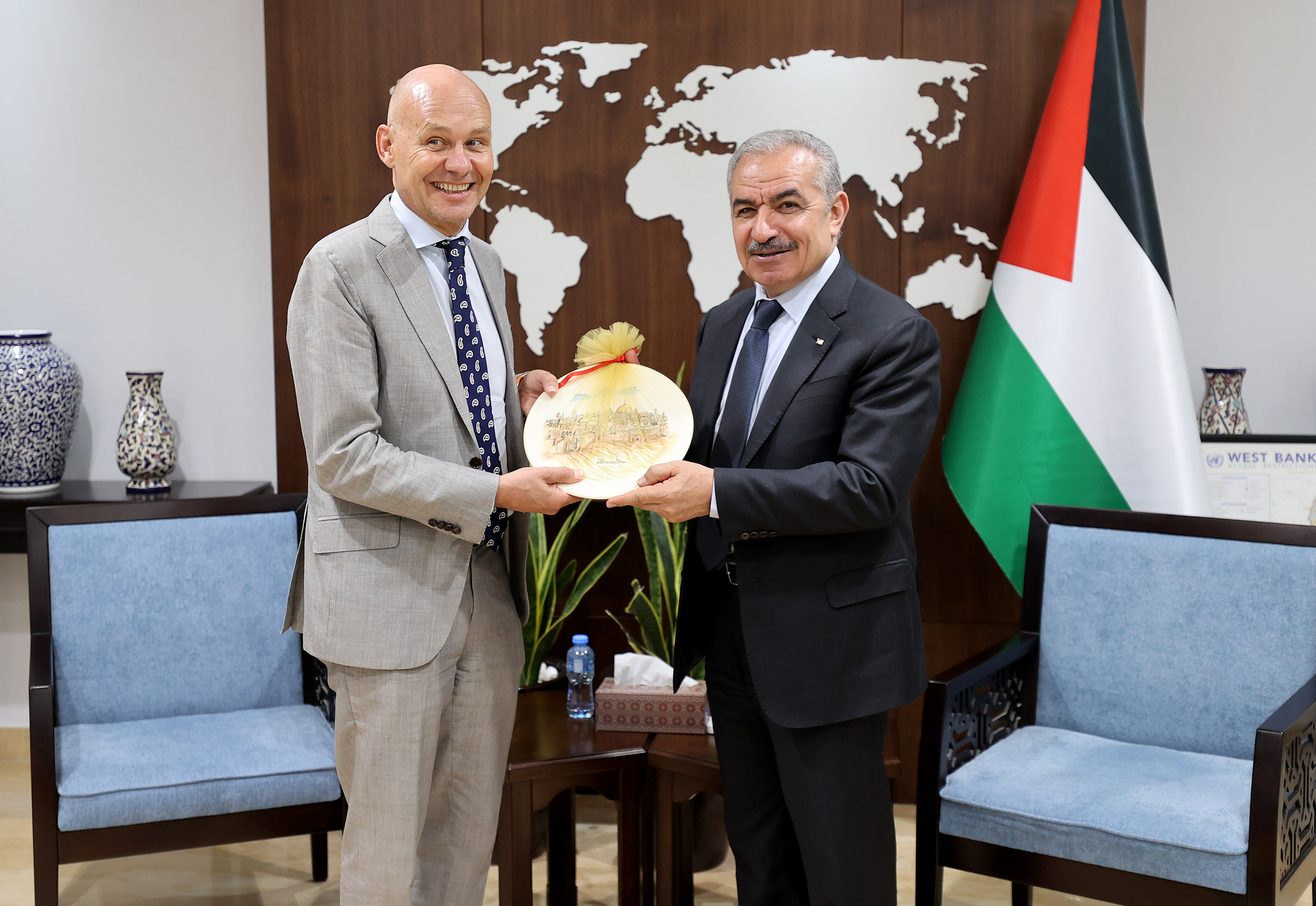 رئيس الوزراء يستقبل ممثل هولندا لمناسبة انتهاء مهامه الرسمية.